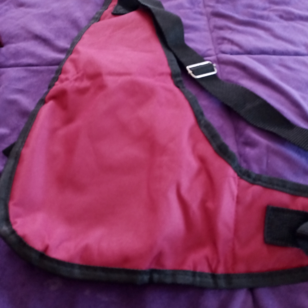 A bag that goes over ur shoulder